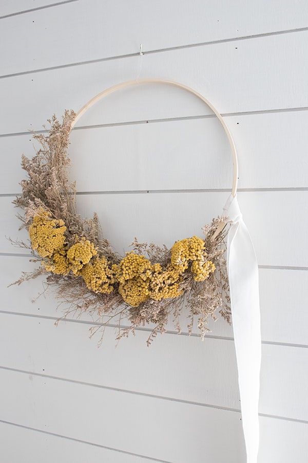 beautiful-diy-fall-wreath-using-dried-flowers-1 Pretty DIY Fall wreath using dried flowers, a simple and natural idea for your front door