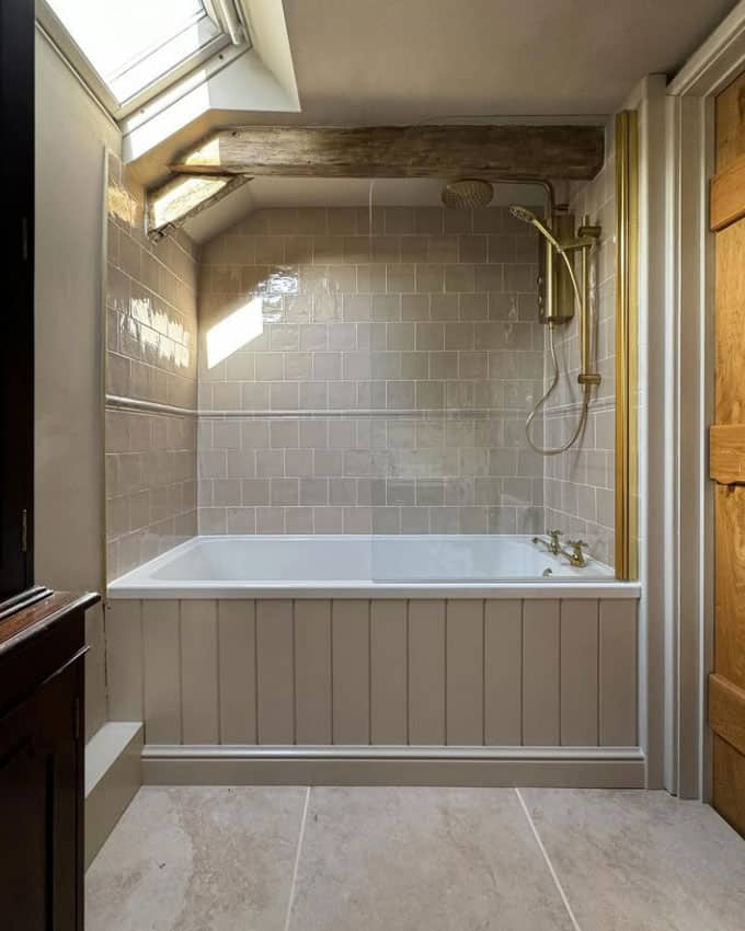 beautiful-monochromatic-bathroom-with-bathtub-shower-combo