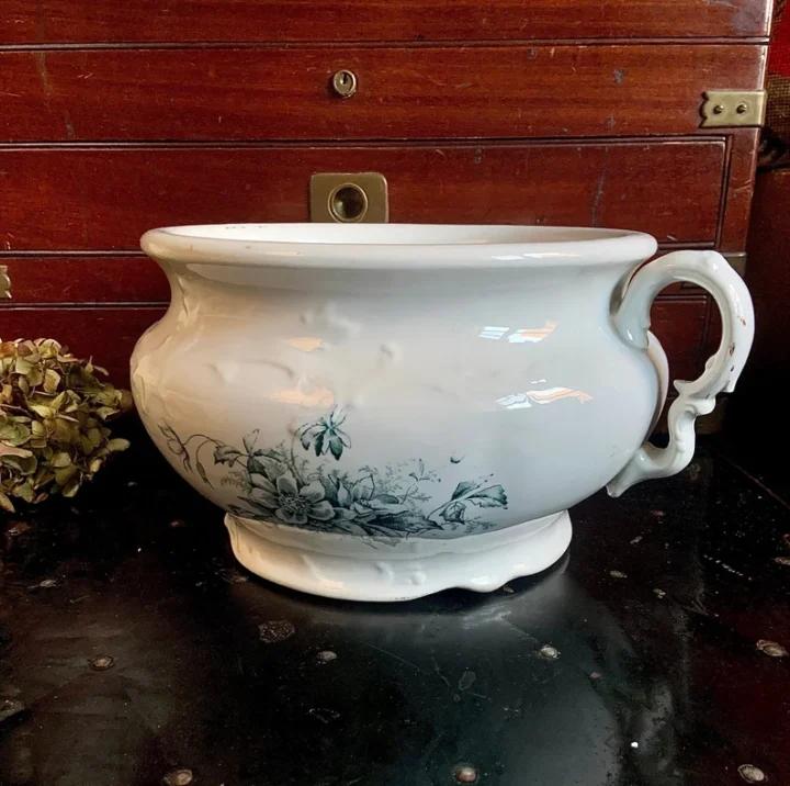 chamber-pot-planter-720x716-1 chamber pot planter