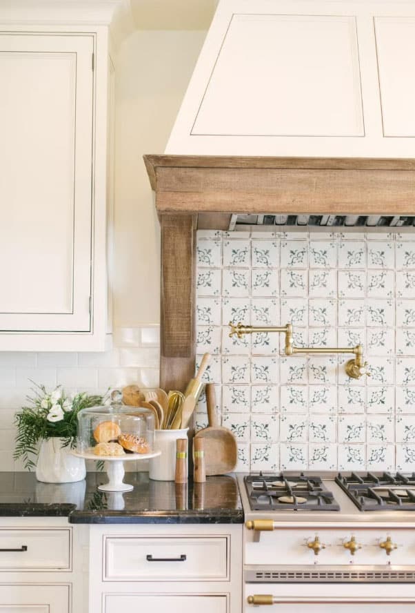 patterned-tile-backsplash-over-stove patterned-tile-backsplash-over-stove