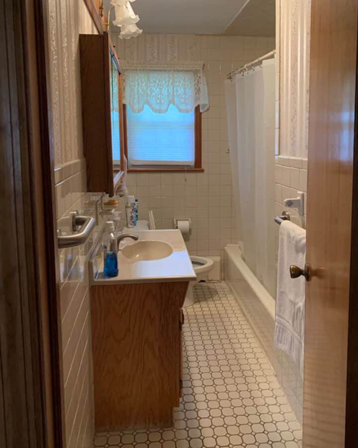 small-bathroom-before-renovation