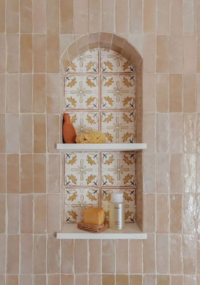 warm-tile-with-patterned-niche-inset-ideas