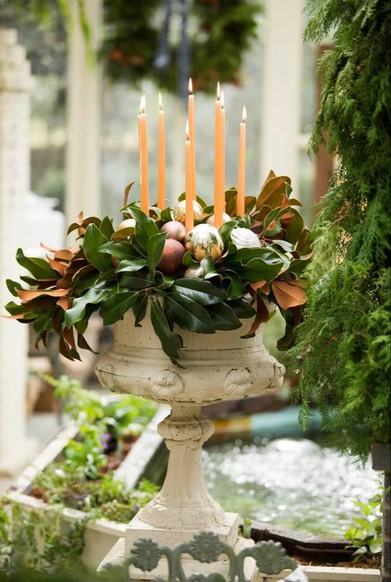 Christmas-urn-with-magnolias-The-Velvet-Boxwood