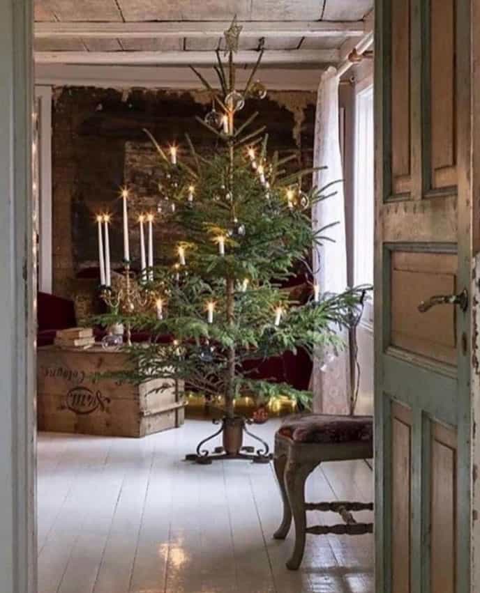 minamilist-Christmas-tree-decorating-ideas-simple
