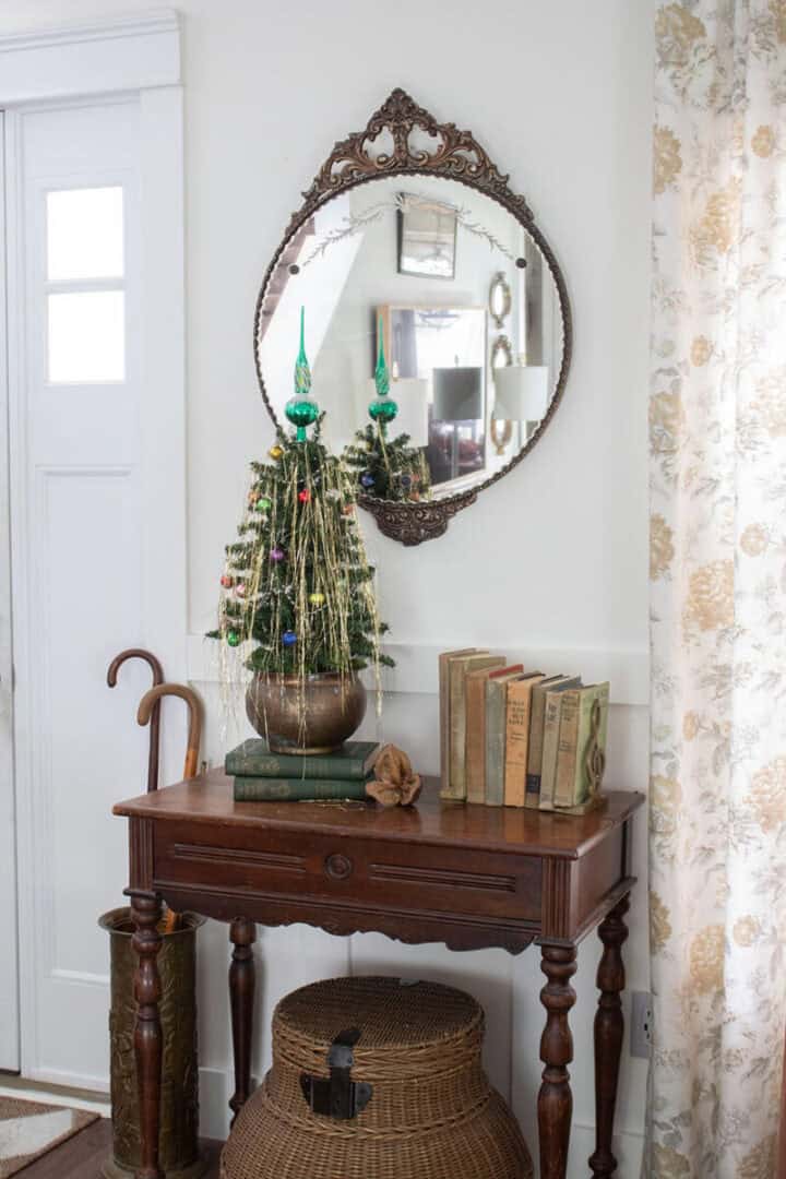 Small entryway with vintage Christmas decor